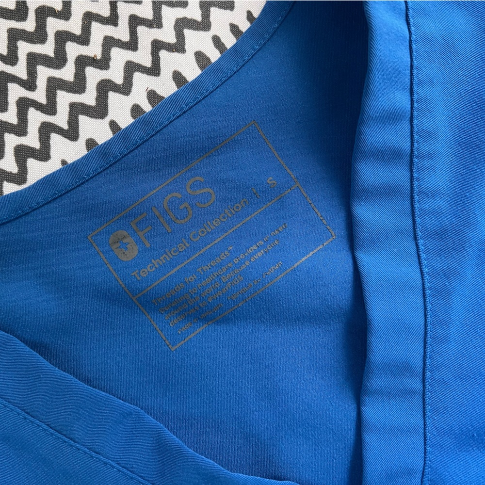 Figs royal blue Casma scrub top, size small